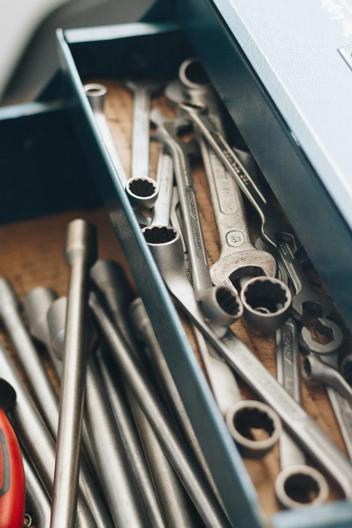 Werkzeug und Mechanik im Werkstattumfeld