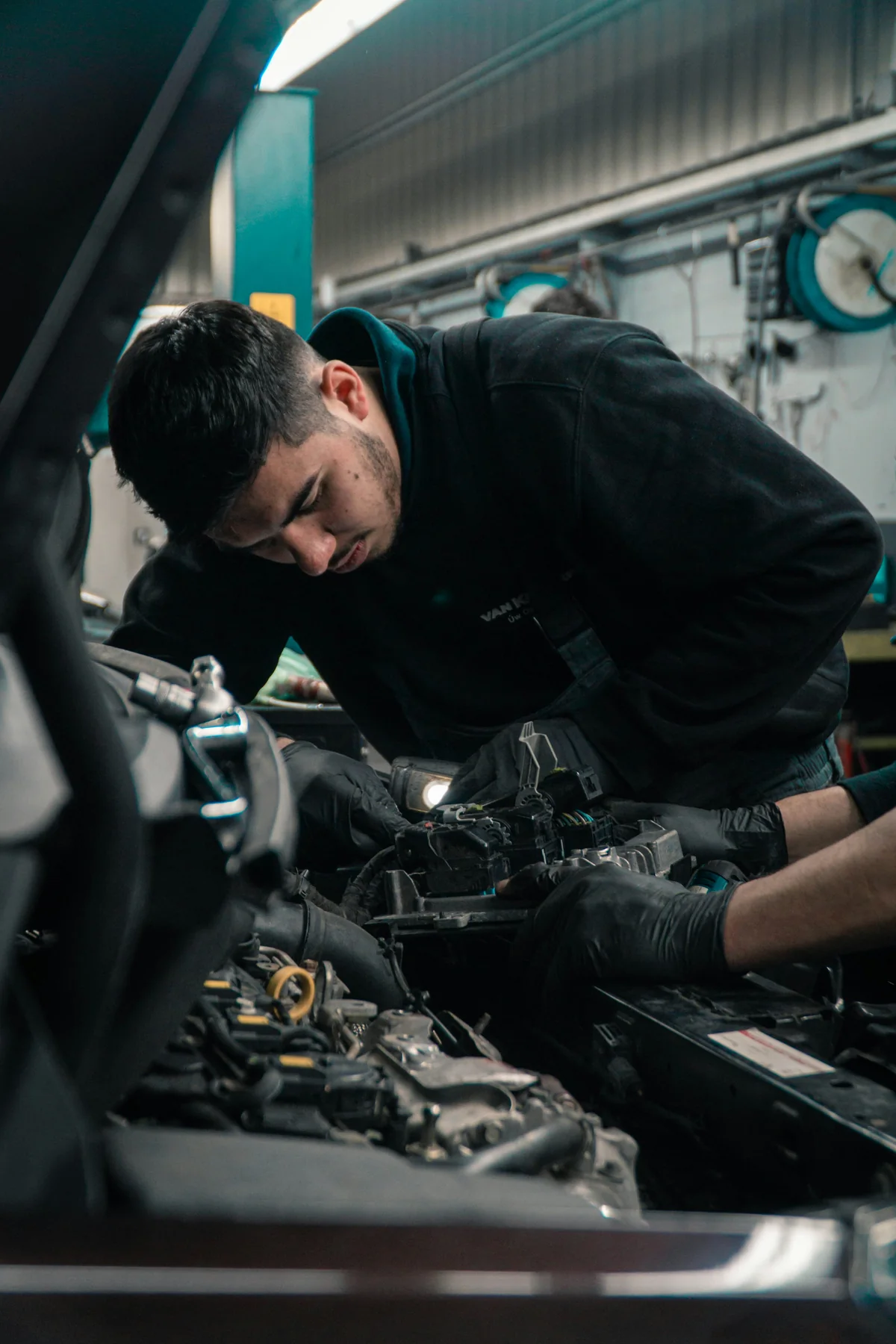 Fahrzeug in einer technischen Werkstatt