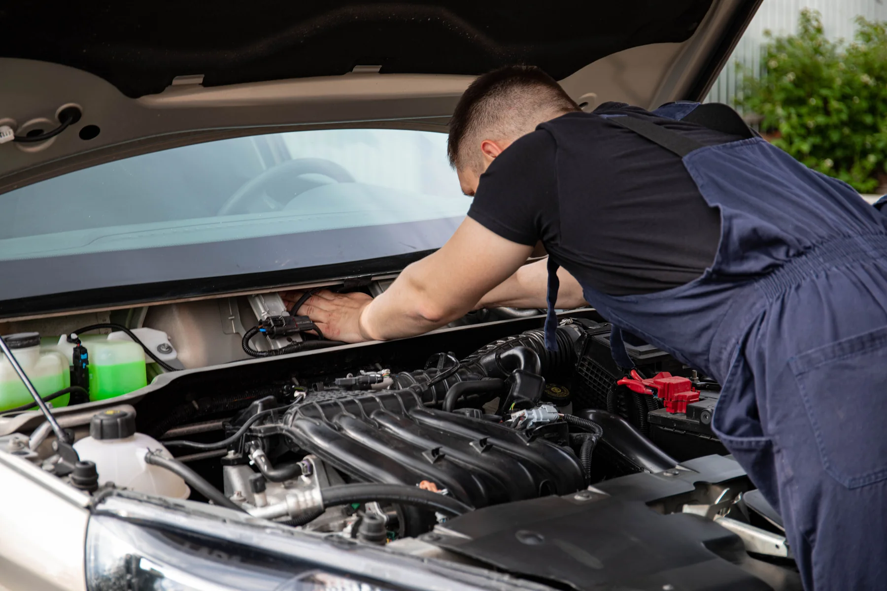Mechaniker prüft einen Motorraum